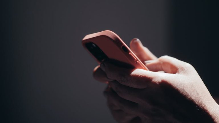 Использование нейросетей для создания изображений с текстом для профессионалов в соцсетях